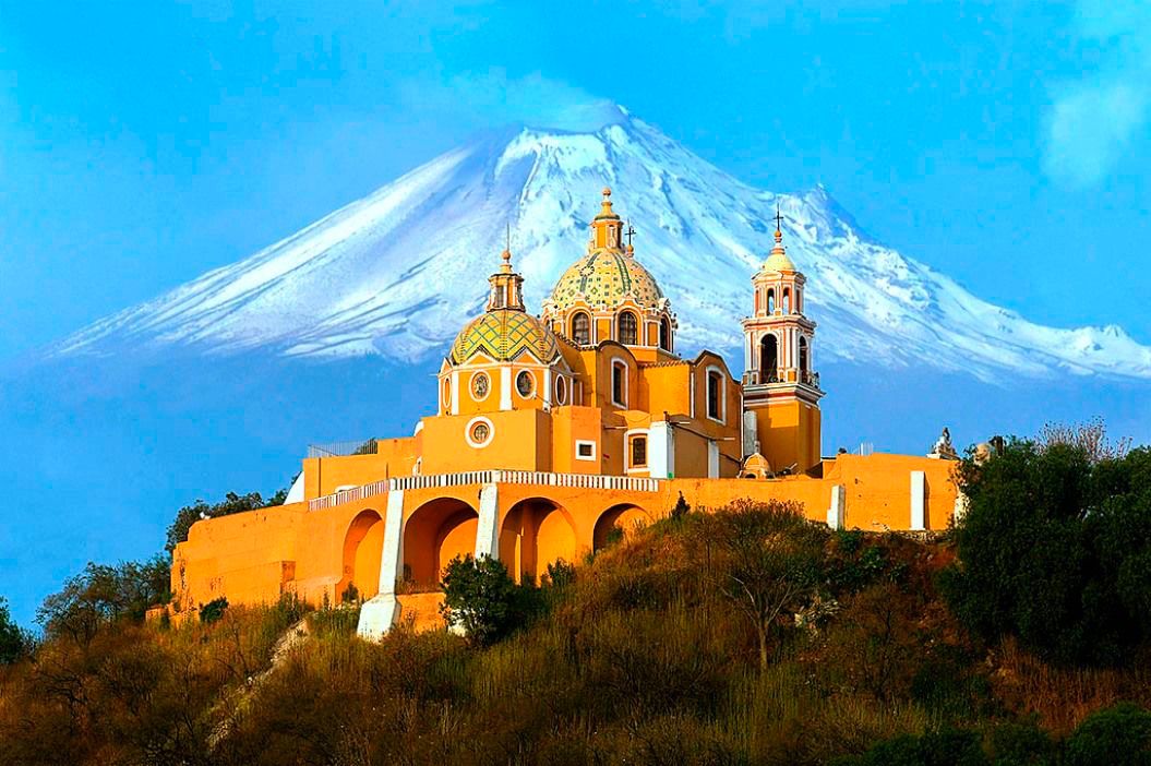 Vista panorámica del Santuario de la Virgen de los Remedios en Cholula, Puebla.